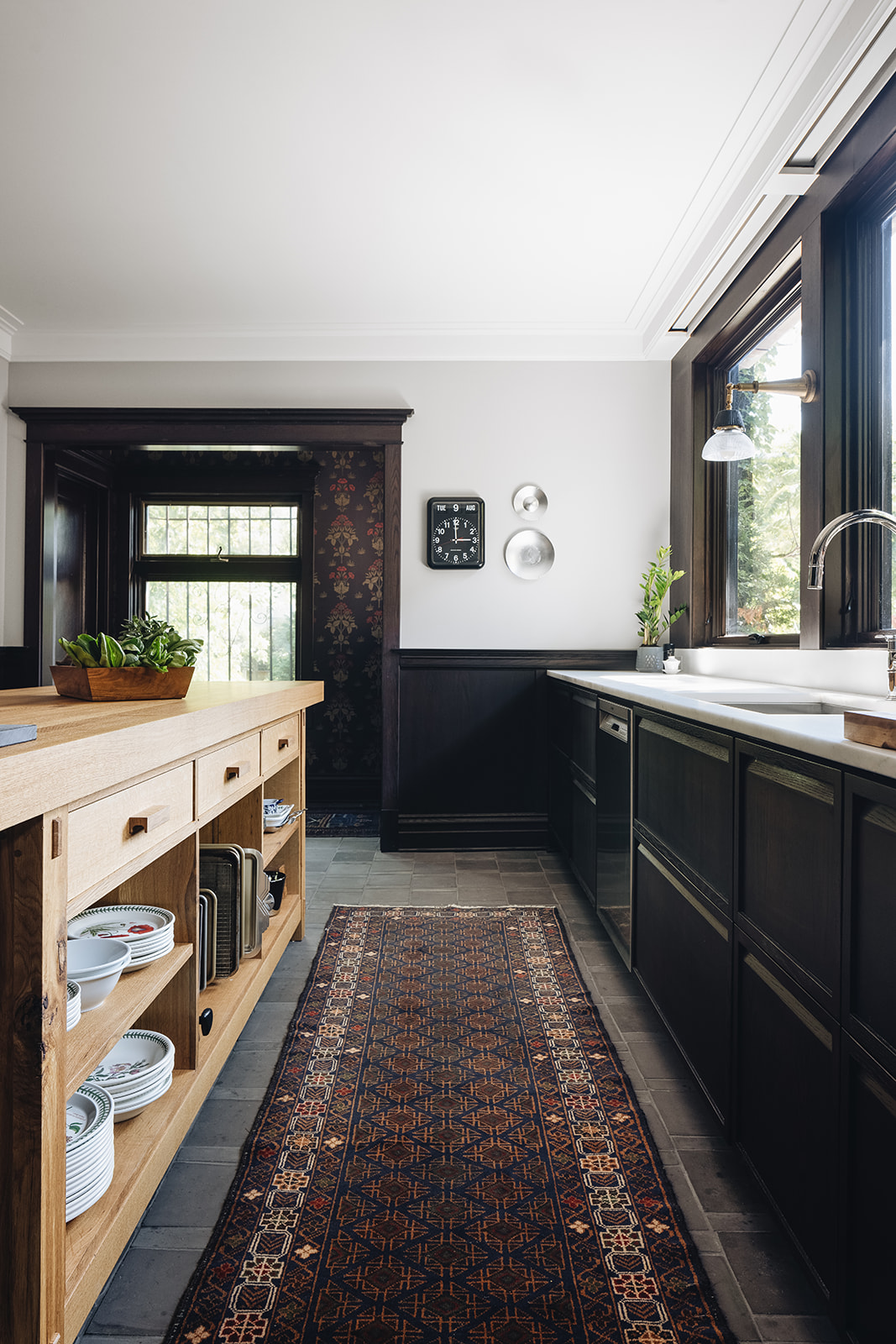 Cooking area and sink in the kitchen