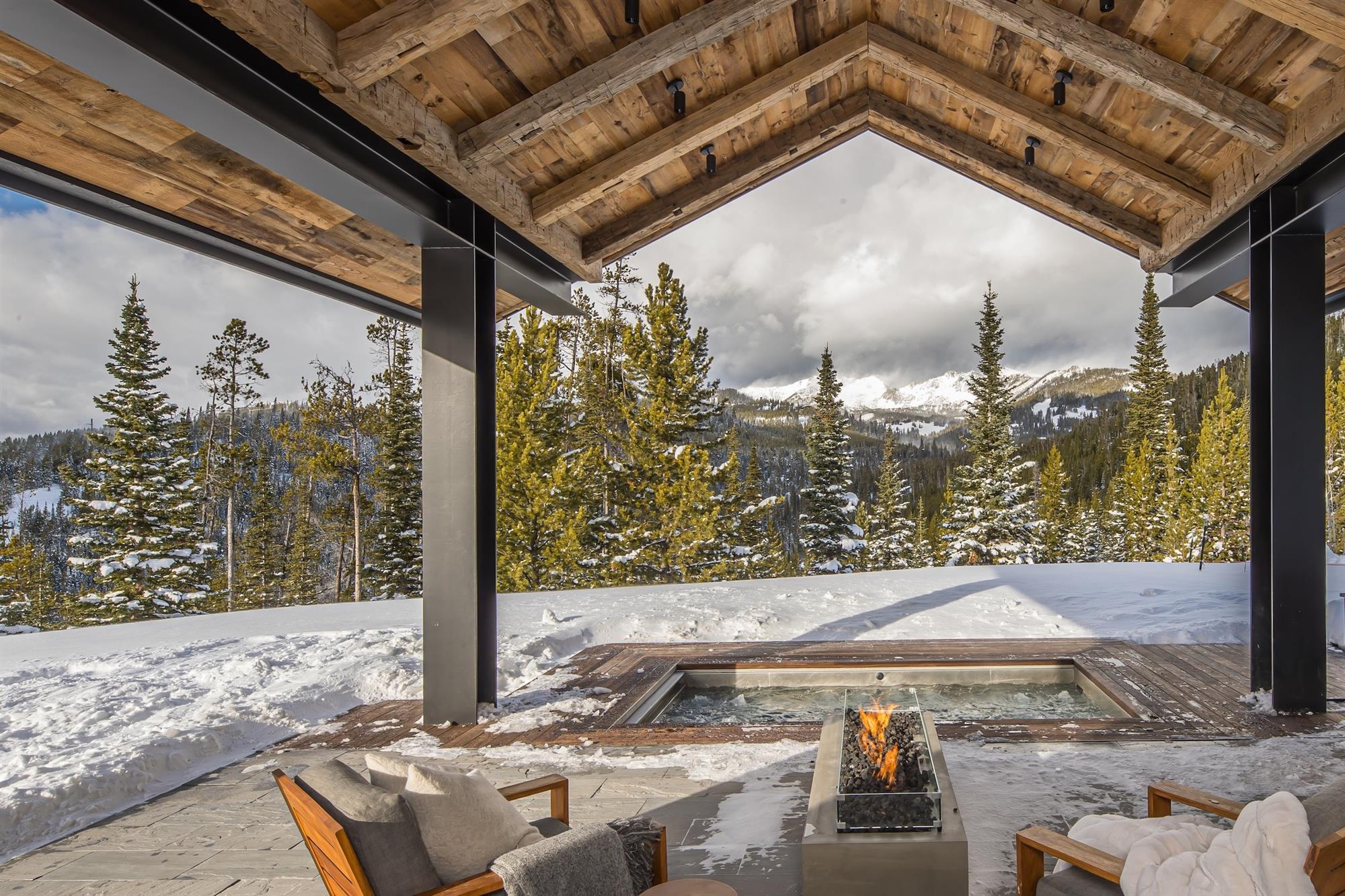 Outdoor patio with fire place